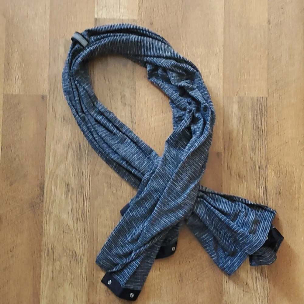 Lululemon Vinyasa Snap‎ Convertible Scarf in Black and White Stripe